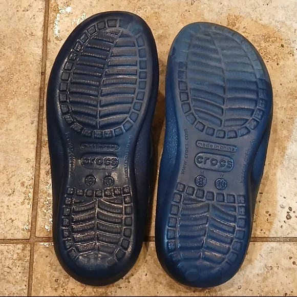 Crocs University of Michigan Wolverines men’s flip-flops size 8 Womens 10 - Picture 5 of 6